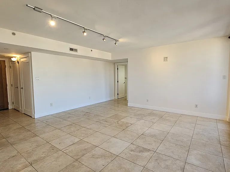 230 E Broadway St #1008 — Photo 15