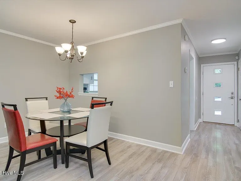 705 Beacon Hill Ln — Photo 6