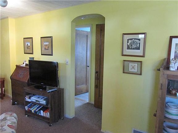 3rd image of 643 Saint Lawrence Ave