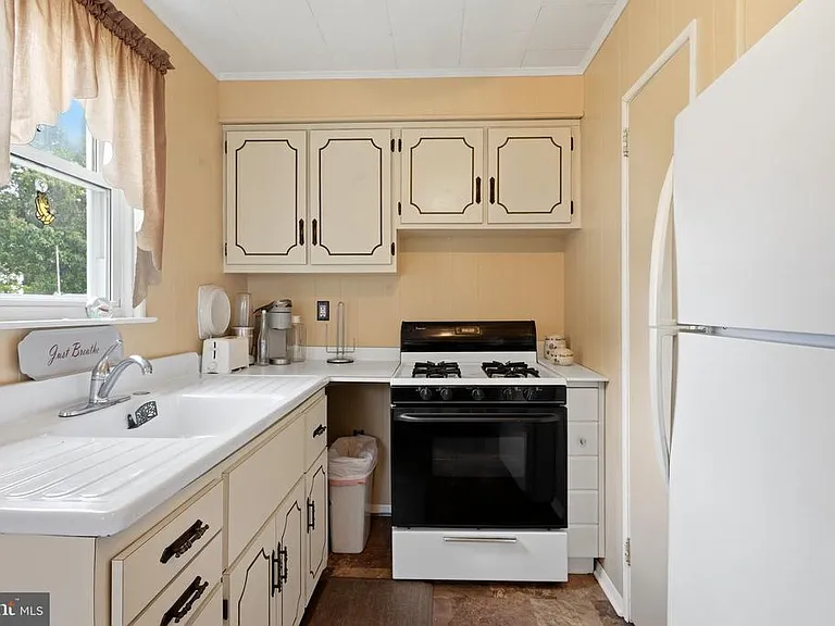719 Delaware Ave — Photo 5
