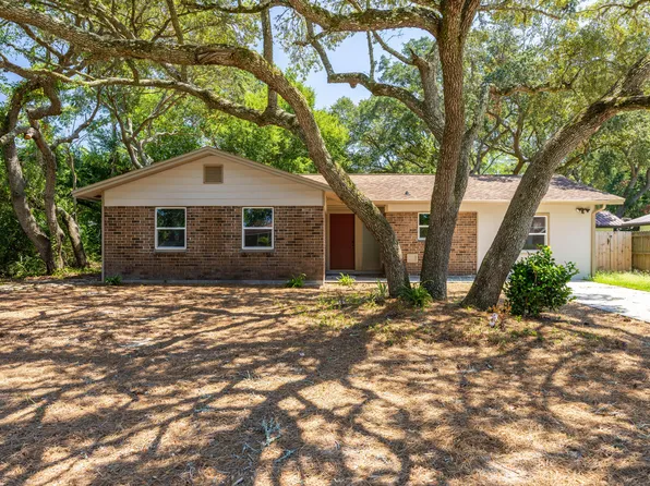 64 Oak Ln, Shalimar, FL 32579