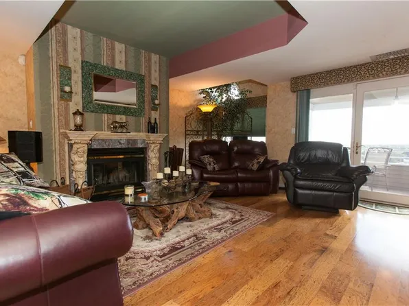 400 Meshanticut Valley Pkwy APT 13, Cranston, RI 02920