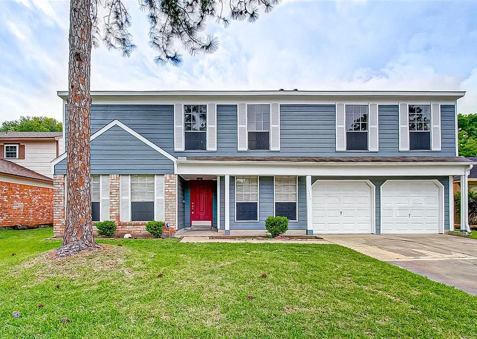 IF BUYER IS UNABLE TO ATTEND A SHOWING, PLEASE LET US KNOW. WE ARE HAPPY TO PROVIDE A PRIVATE TOUR VIA FACETIME/SKYPE! Great 4/2.5/2 home located in the nice neighborhood of Mission Bend South. This home has great curb appeal with it's charming sky g