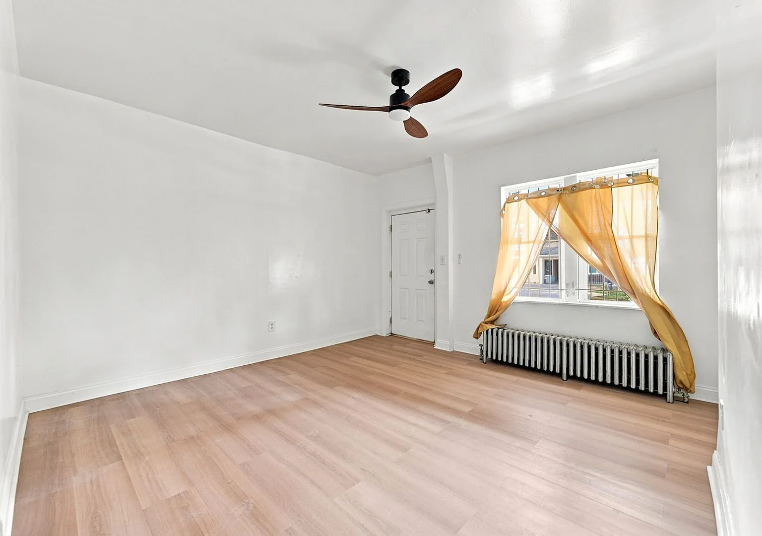 Charming 4BR 2BA House in Philadelphia — Photo 1
