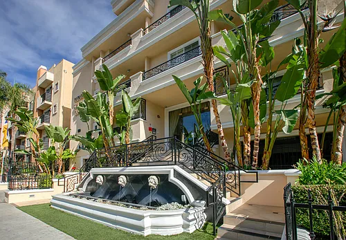 Mid-Wilshire Catalina Photo 1