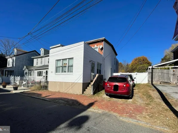 220 9th St, Upland, PA 19015