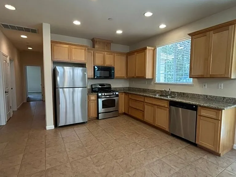 1217 Jennings Ave — Photo 3