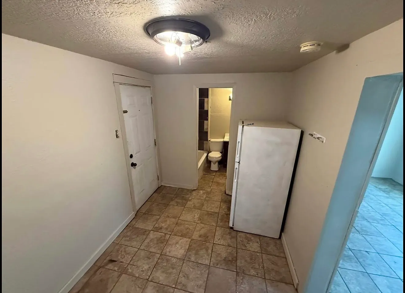 Studio, 300 sqft, $600 — Photo 3