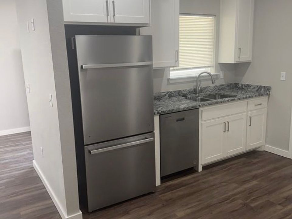 KITCHEN, Tile flooring, newer appliances