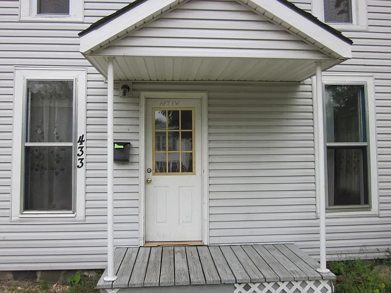 Triplex has separate entrances
