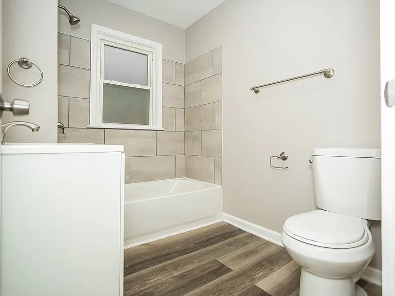1295579_027_main_bathroom_13116573.jpg