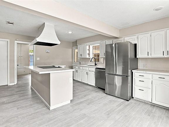 3rd image of 2401 Greenlawn St