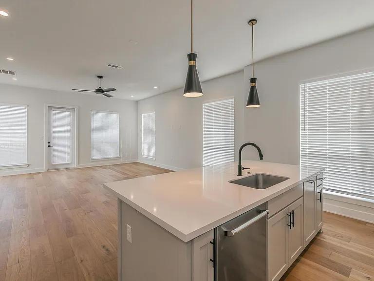 682 W Main St — Photo 5