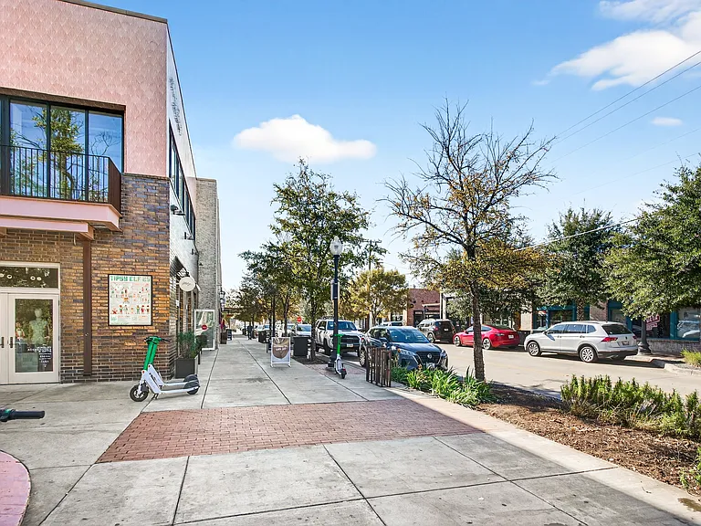 435 W 9th St #C — Photo 14