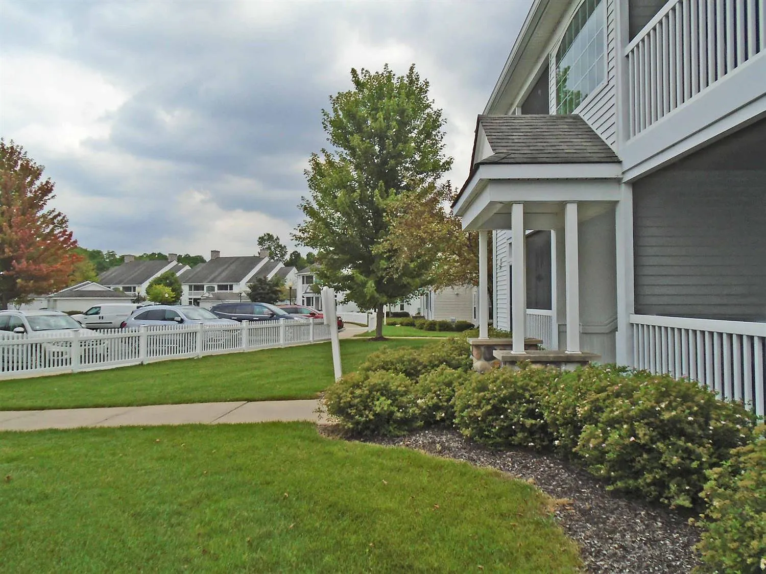 2 bed, 2.0 bath, 1094 sqft, $2,050 — Photo 2