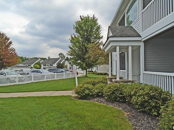 2nd image of 2800 S Knightsbridge Cir