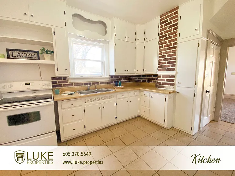 1405 E 8th St — Photo 8
