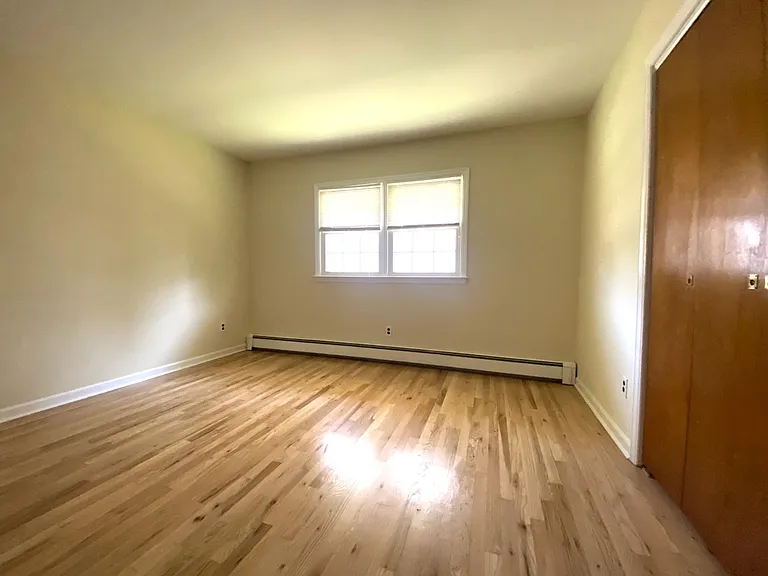 266 Crombie St — Photo 13