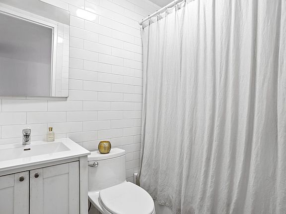 4th image of 161 W 61st St APT 11F