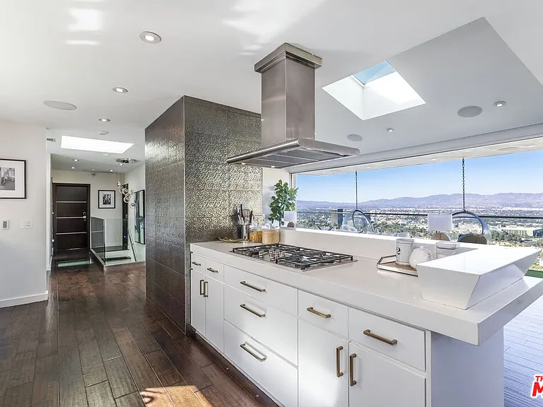 7177 Pacific View Dr — Photo 8