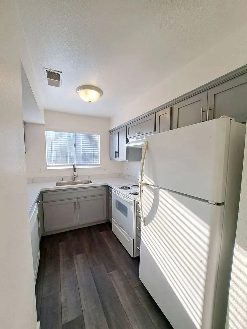 3302 W. Shields Ave — Photo 3
