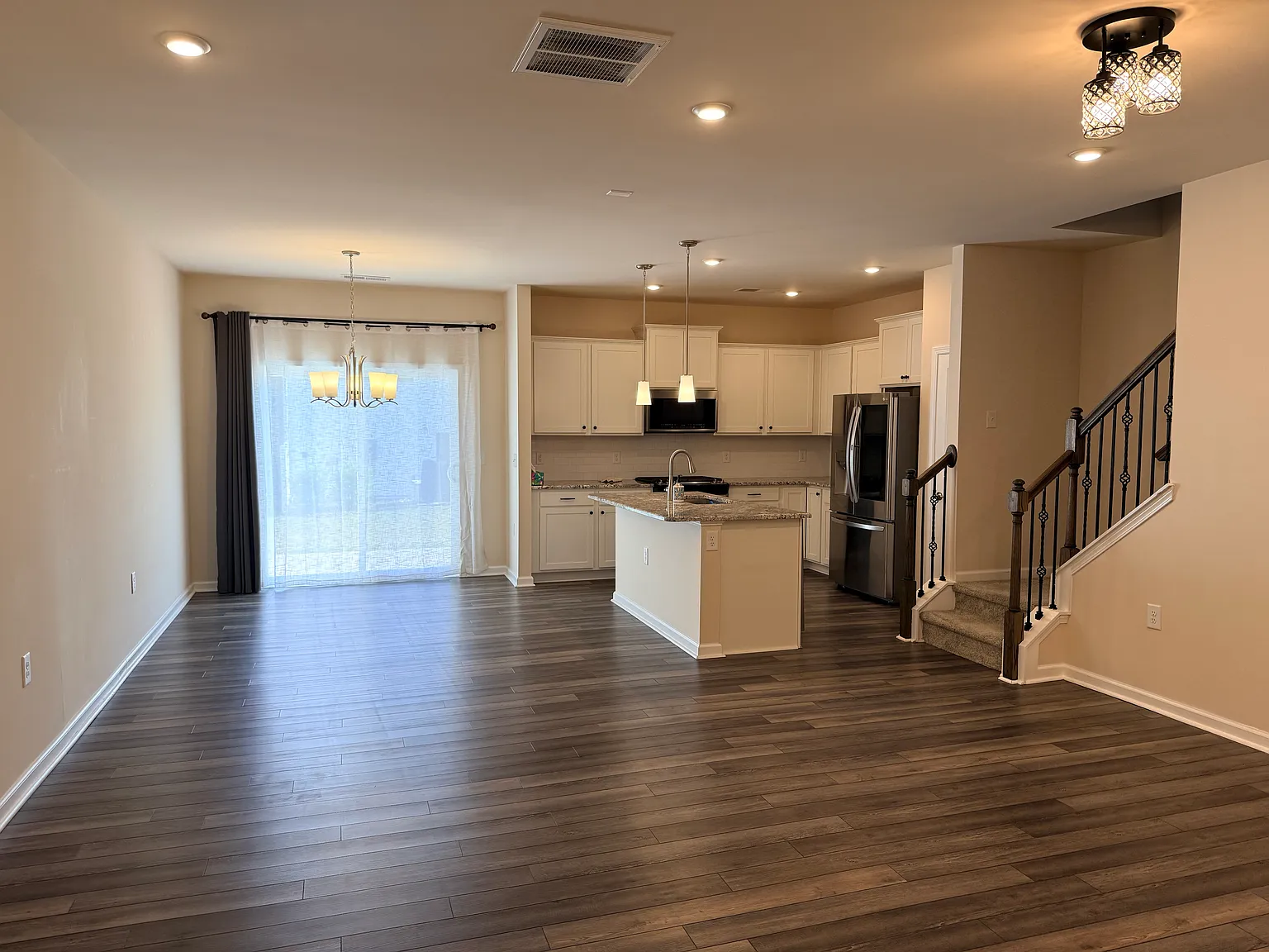 3 bed, 1604 sqft, $2,200 — Photo 2