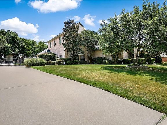 3rd image of 605 Edgewood Ln