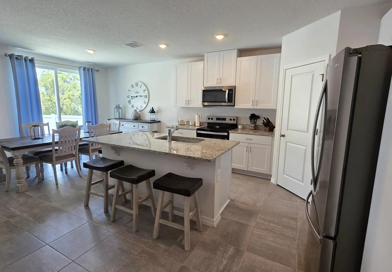 2 bed, 1.0 bath, 1800 sqft, $1,057 — Photo 2