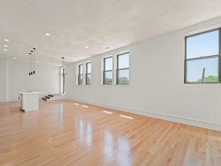 90 E Bremer Ave — Photo 22