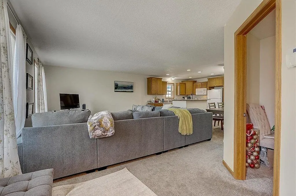 121 Wheelock Pkwy W — Photo 2