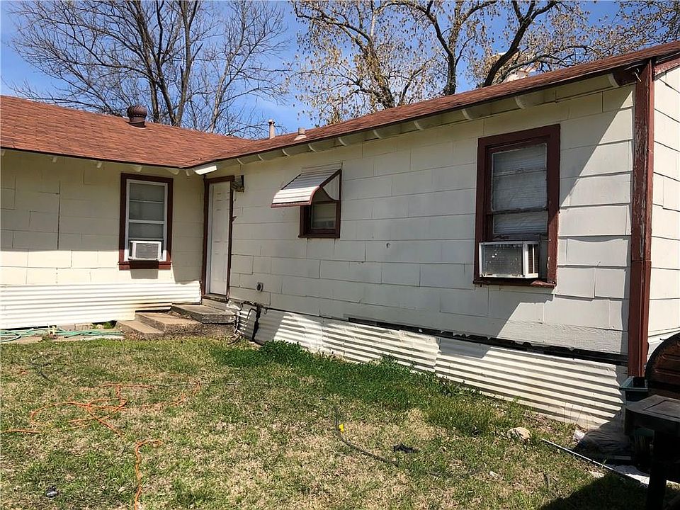 2nd image of 3802 Dennis St