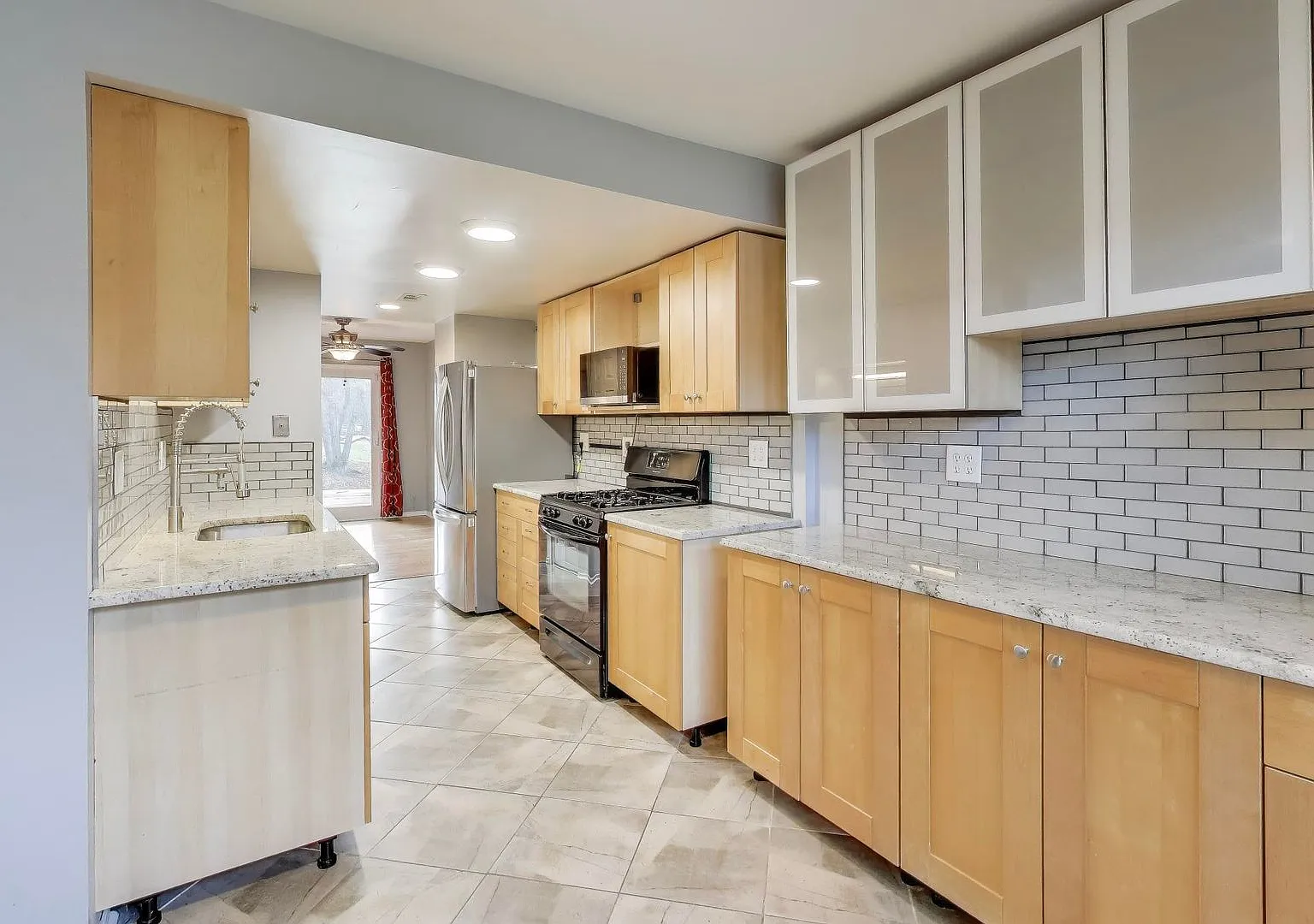 Nicely Remodeled 3 bed / 3.5 BATH's - 3 level brick TH in sought after Columbia on a premium lot — Photo 3