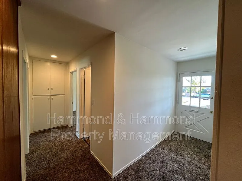 3 bed, 2.0 bath, 1672 sqft, $3,995 — Photo 3
