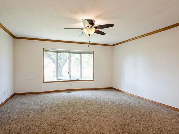 3rd image of 310 E Plainview Ave