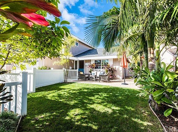 PRIVATE TROPICAL FRONT YARD