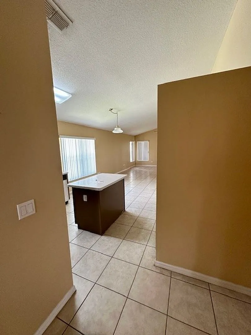 4/2 In Hunters Creek! Available October 9, 2026! — Photo 4