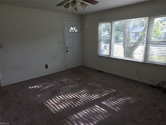 5th image of 715 Essex Park Dr