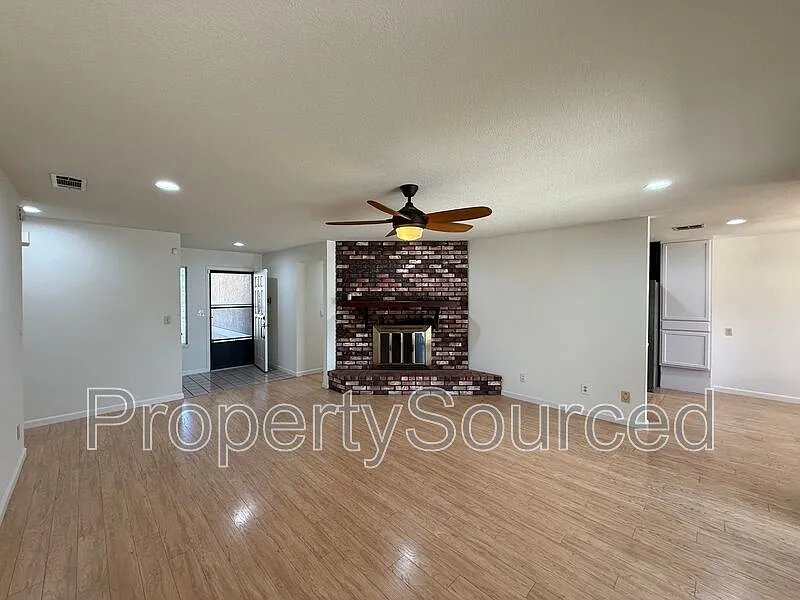 4 bed, 2.0 bath, 1867 sqft, $2,800 — Photo 3