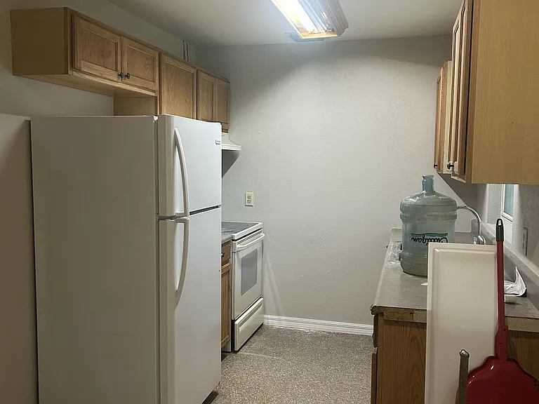 214 Blett St — Photo 6