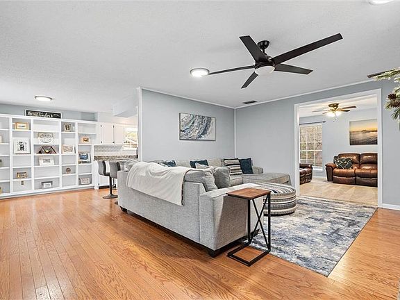 3rd image of 331 Ridgewood Dr