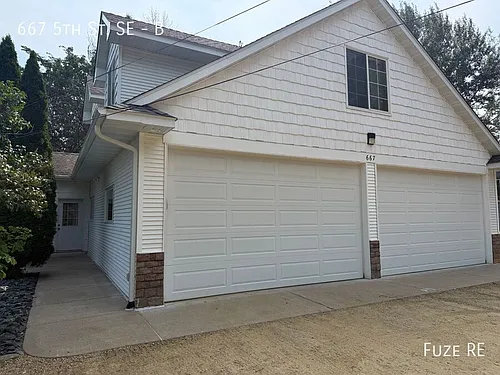 667 5th St SE #B Photo 1 667 5th St SE #B Photo 1