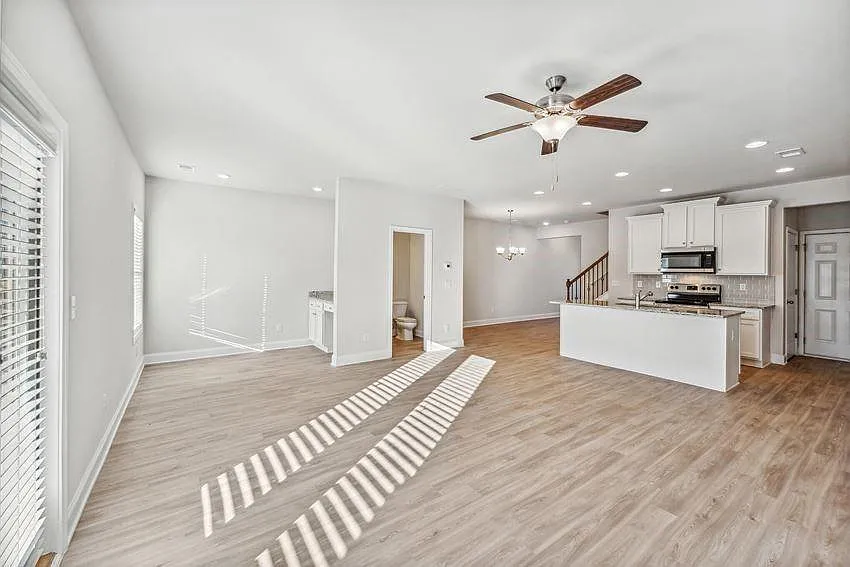 4 bed, 2.5 bath, 1854 sqft, $2,352 — Photo 4