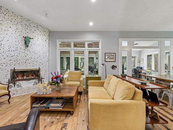 2nd image of 3705 Oakton Rdg