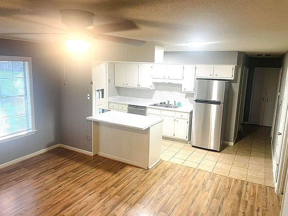 3rd image of 6525 Greenbriar Dr #Lake0