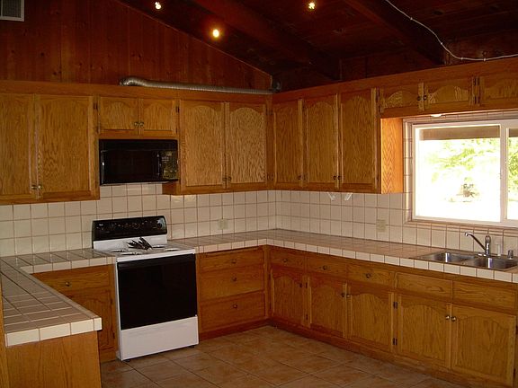 Kitchen with upgraded cabinets and tile