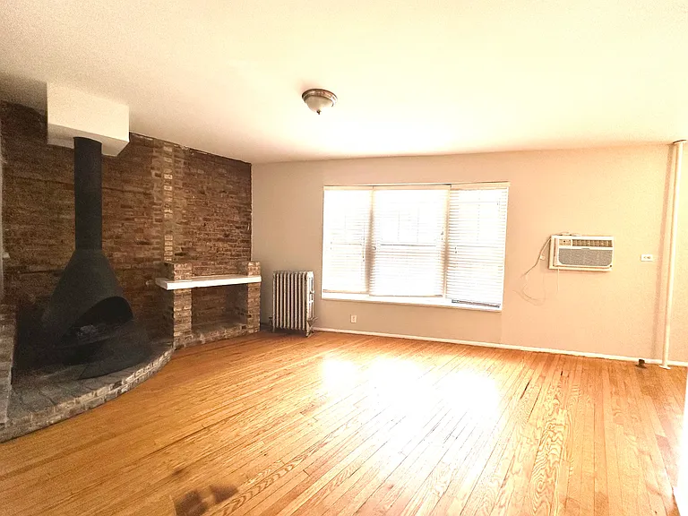 2858 N Clark St #2 — Photo 8