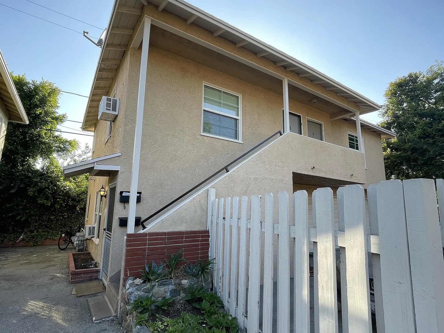 151 N Beachwood Dr — Photo 1