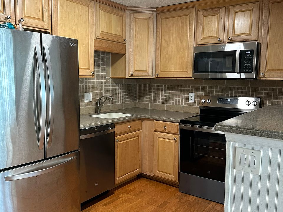 Kitchen w/ new appliances