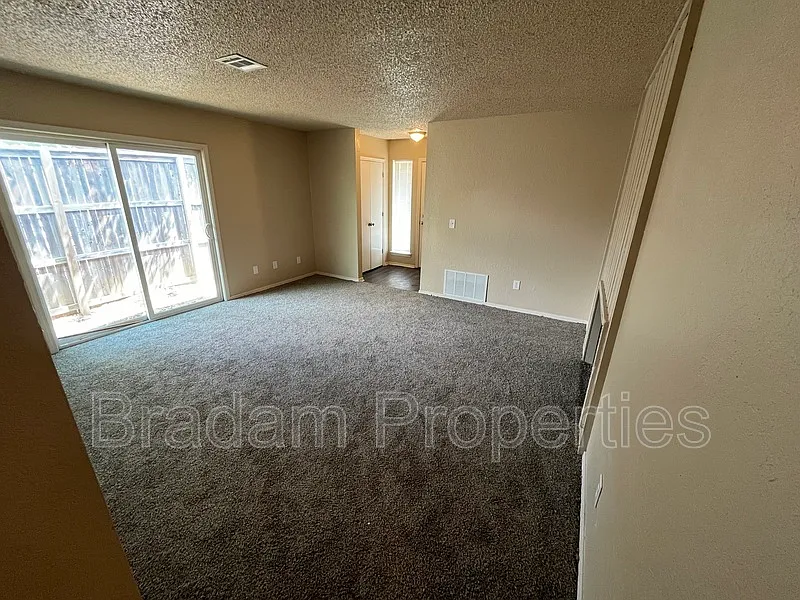 2 bed, 1.5 bath, 1100 sqft, $1,200 — Photo 3