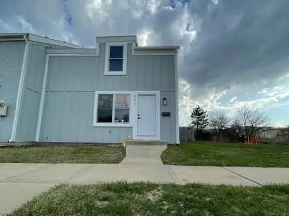 901 SE Hampton Ct, Lees Summit, MO 64063